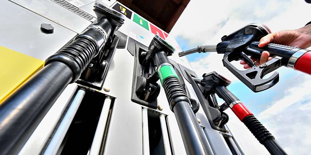 Benzin ve motorine beklenen büyük zamlar iptal edildi