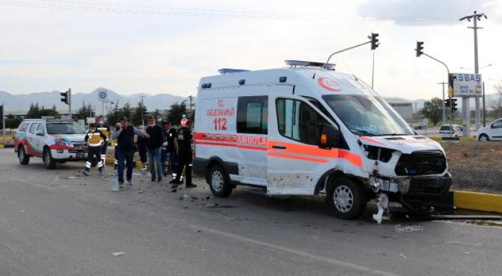 Ambulans, otomobille çarpıştı: 2 yaralı