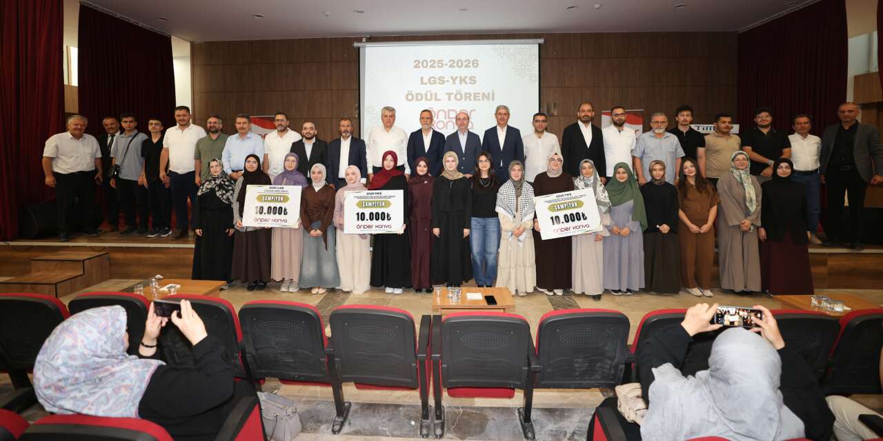 Konya’da YKS ve LGS’de derece yapan İmam Hatipli öğrencilere para ödülü verildi