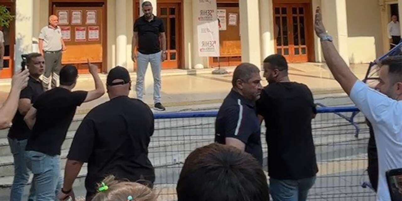 Adana Demirspor taraftarlarından tepki! Bariyerleri yıkıp belediyeye girmeye çalıştılar