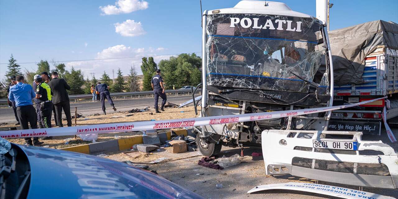 Otobüs savrularak park halindeki TIR’a çarptı! 2 ölü, 25 yaralı var