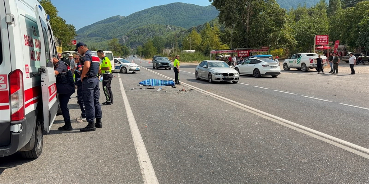 Konya plakalı araç minibüsle çarpıştı! 2 ölü, 4 yaralı var