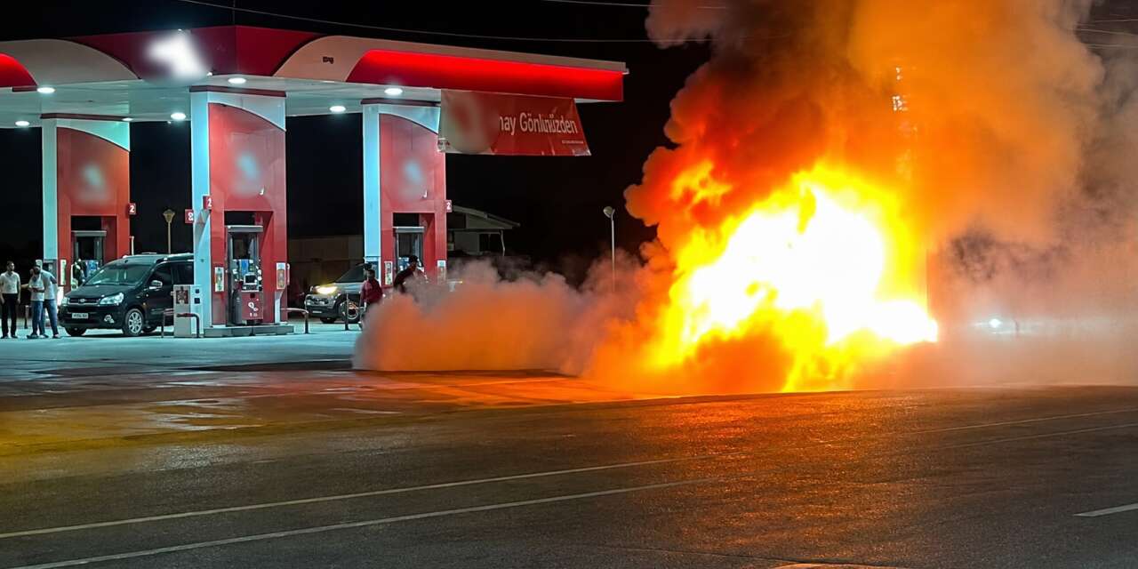 Seyir halindeki otomobilde yangın! Baba ve 2 çocuğu alevlerin arasında kaldı