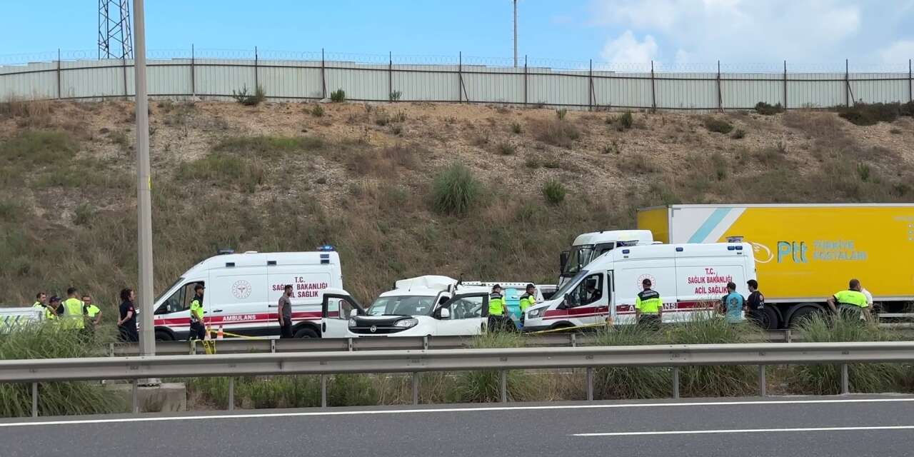 PTT kamyoneti otomobile çarptı! 1'i çocuk 3 ölü, 5 yaralı var
