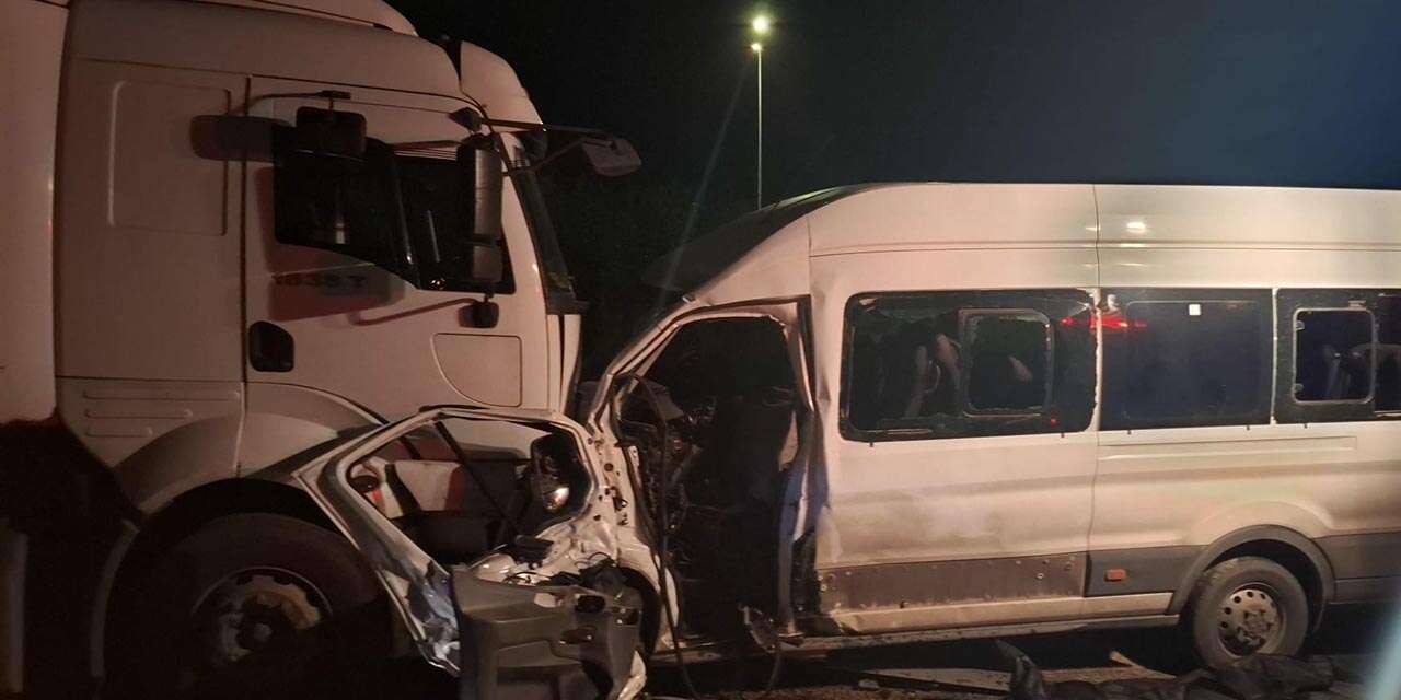 Servis minibüsü ile kamyon kafa kafaya çarpıştı! 1 kişi öldü, 14 işçi yaralandı