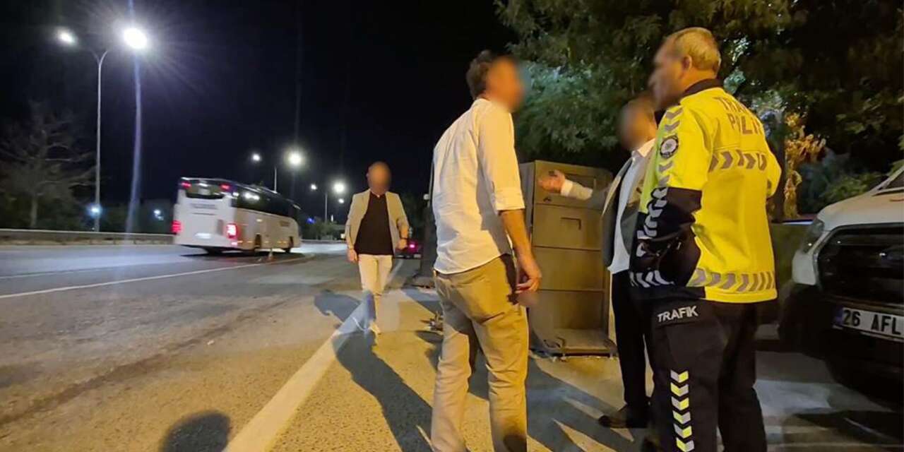Alkollü sürücü polise sitem etti, aracı almaya gelen yakını da alkollü çıktı