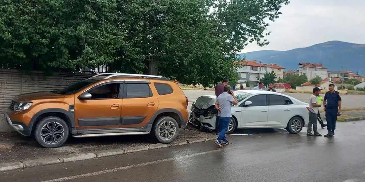 Konya’da iki araç birbirine girdi! 4 kişi hastanelik oldu