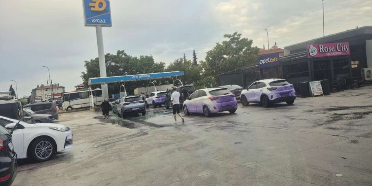Bu yoldan geçen neye uğradığını şaşırdı! Otomobillerin rengi değişti