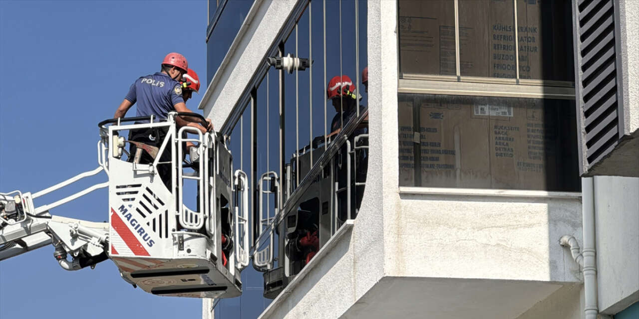 Kapı açılmayınca itfaiye balkona çıktı! Acı manzarayla karşılaştılar