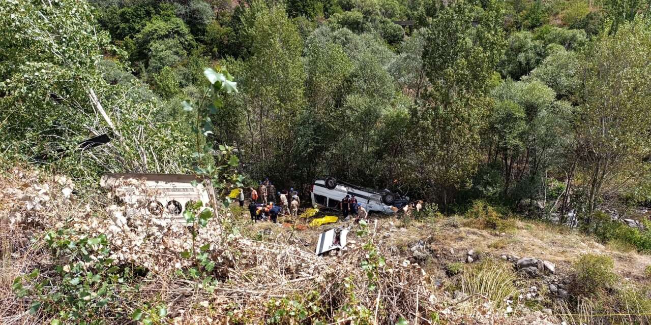Yolcu minibüsü şarampole devrildi! 4 ölü, 10 yaralı var