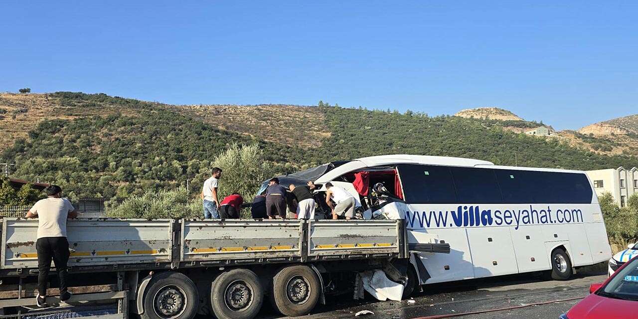 Tur otobüsü TIR’a arkadan çarptı! 3 ölü, 16 yaralı var