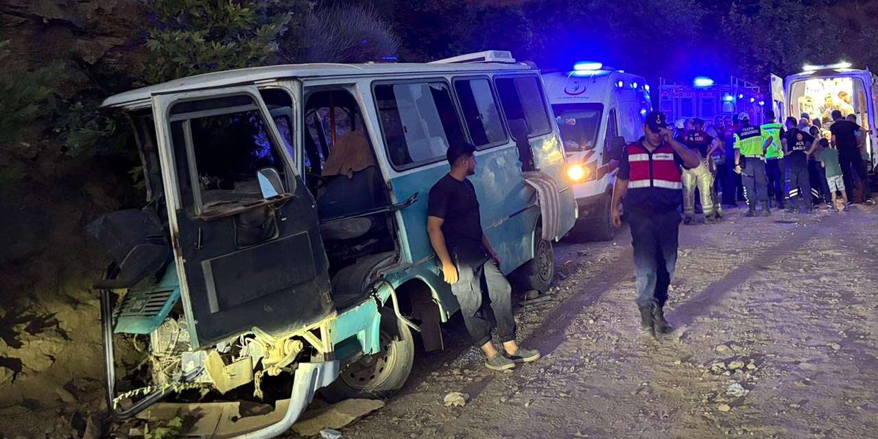 Tarım işçilerini taşıyan minibüs kayalıklara çarptı! 1 ölü, 8 yaralı