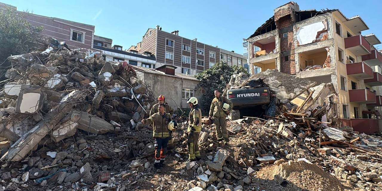 Yıkımı yapılan bina iş makinesinin üzerine çöktü! Operatör altında kaldı