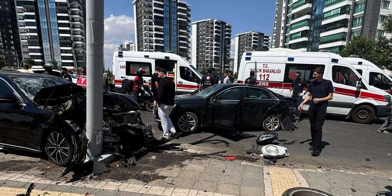 Çarpışan otomobillerden biri direğe savruldu! 35 yaşındaki kadın hayatını kaybetti
