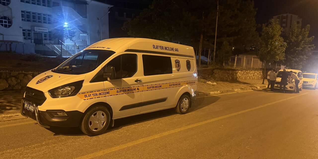 Okul bahçesinde kanlı kavga! Arkadaşını 3 yerinden bıçakladı