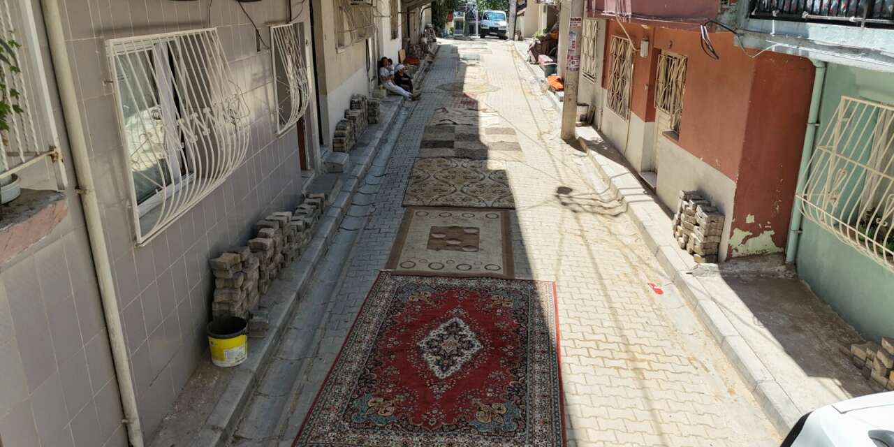 Doğalgaz geldi, huzur gitti! Mahalleli yollara halı serdi