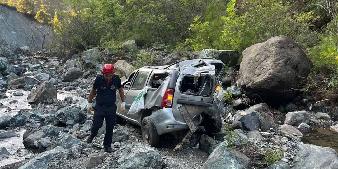 Otomobil 50 metreden dere yatağına yuvarlandı! 1 ölü, 1 yaralı