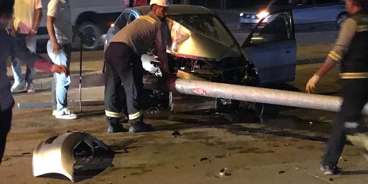 Konya’da otomobilin çarptığı direk devrildi! Sürücü yaralandı