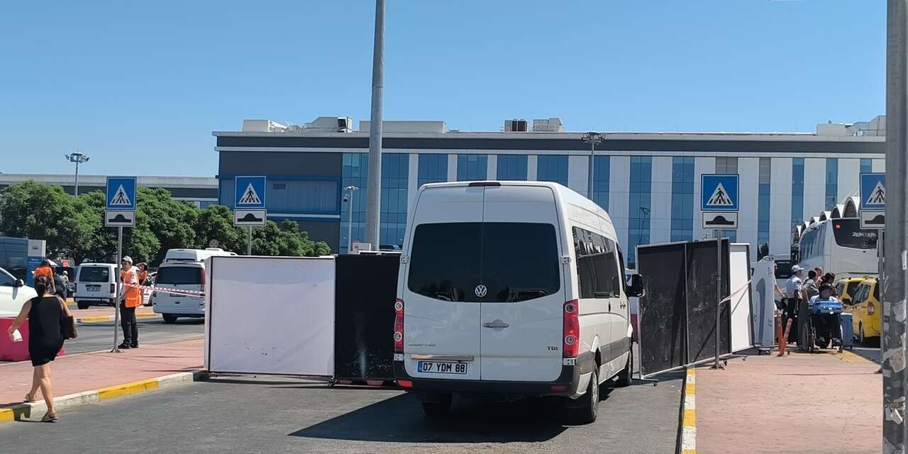 Emekli polis havalimanında sevgilisini tabancayla öldürdü