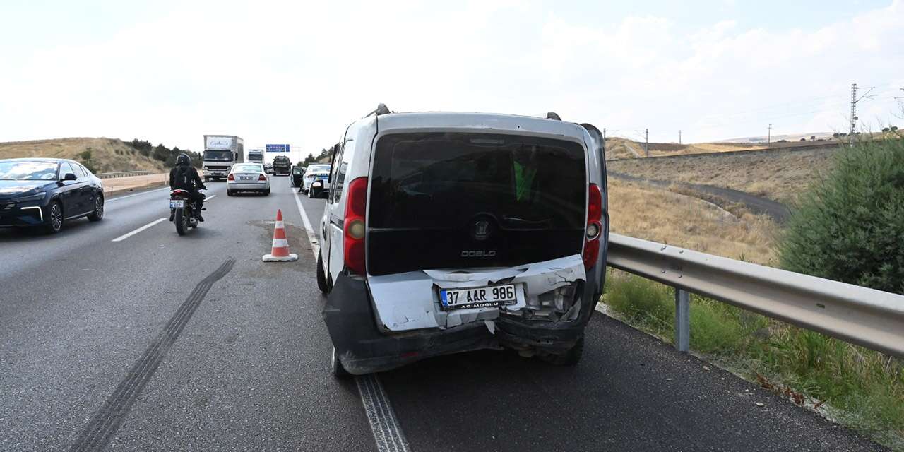 Kamyonet ile hafif ticari araç çarpıştı! 1’i bebek 5 kişi yaralandı