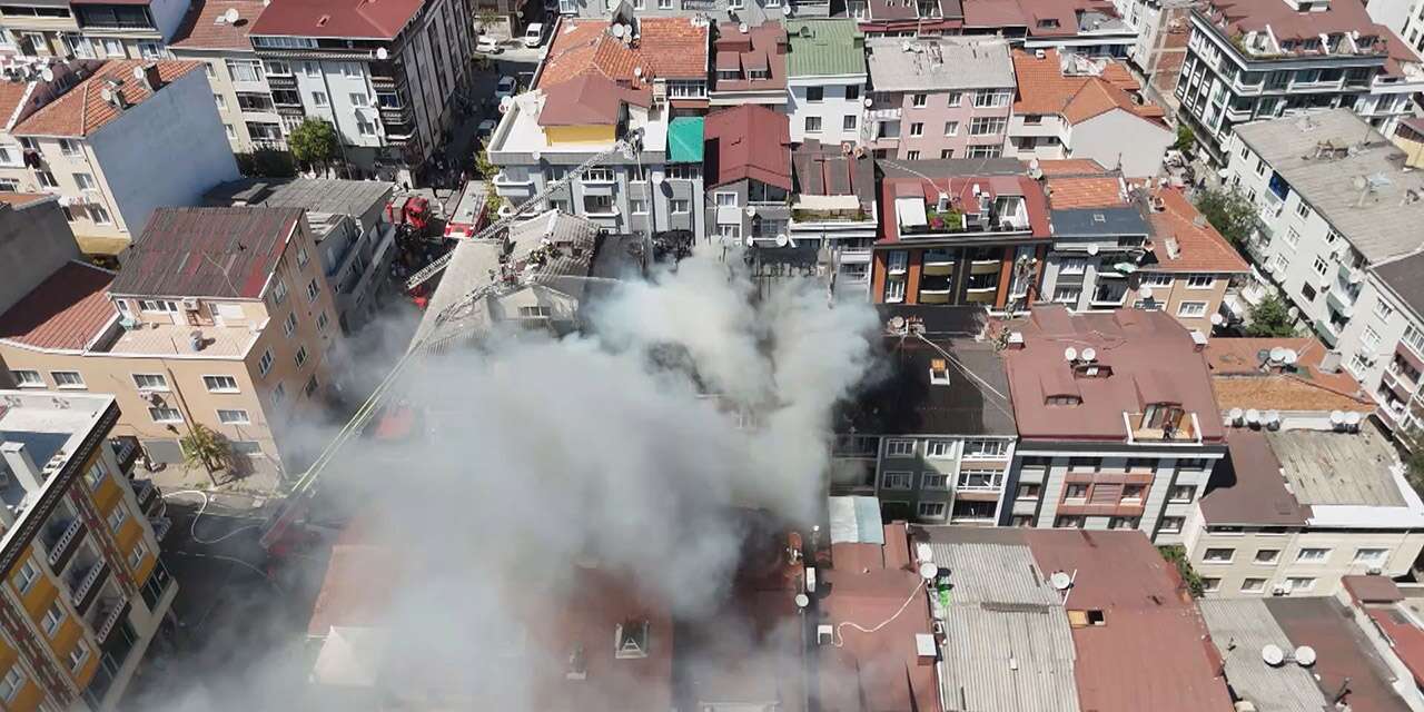 Çatıda çıkan yangın yan binalara sıçradı! 1 kişinin cansız bedeni bulundu