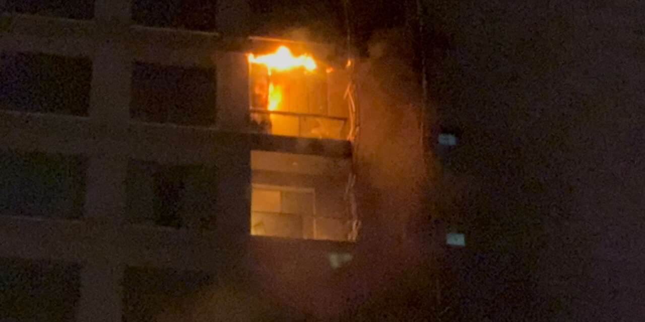 Plazada yangın! Alevler dairelere ve çatıya sıçradı