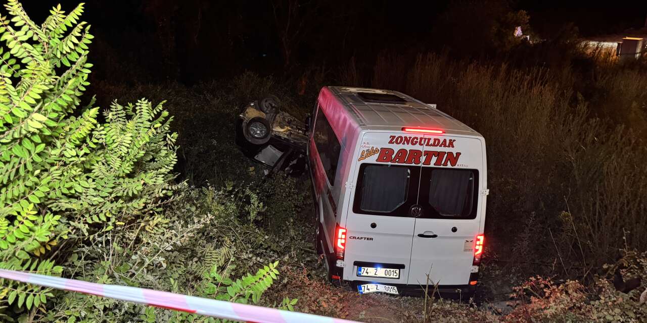 Minibüs ile otomobil çarpıştı: 11 yaralı! Kaza anı kamerada