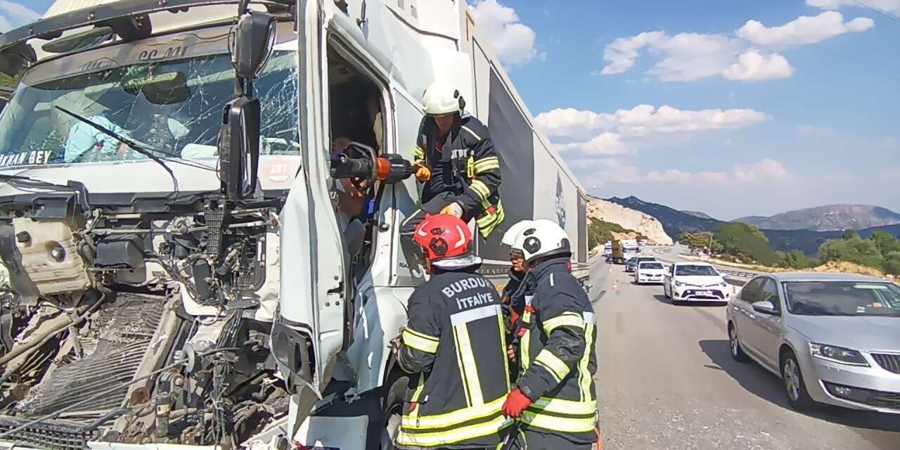 2 TIR çarpıştı! Şoförü kurtarmak için zamanla yarıştılar