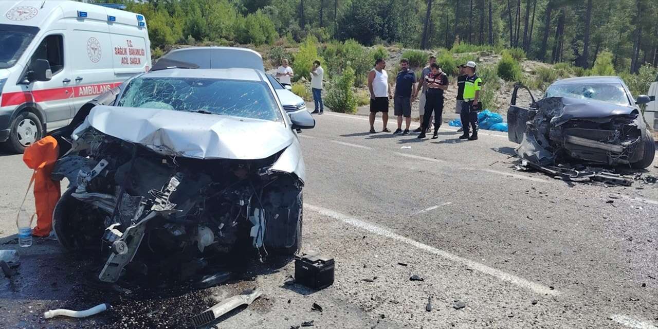 İki otomobil birbirine girdi! 1 ölü, 2 yaralı var