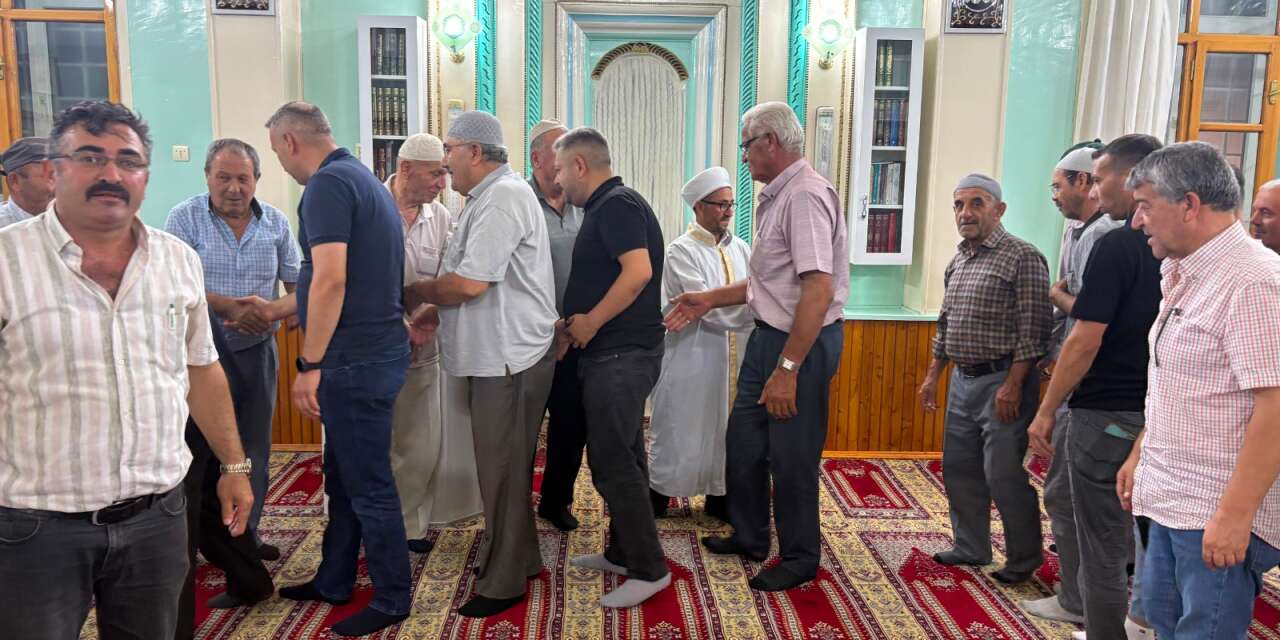 Konya’da tarihi camide kandil yoğunluğu! Omuz omuza saf tuttular