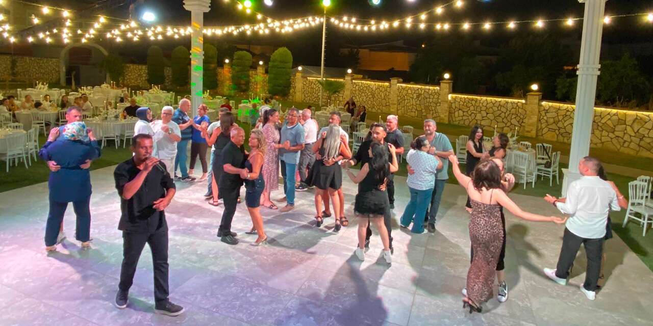 Nikaha saatler kala ayrıldılar, damat gelinsiz düğün yaptı