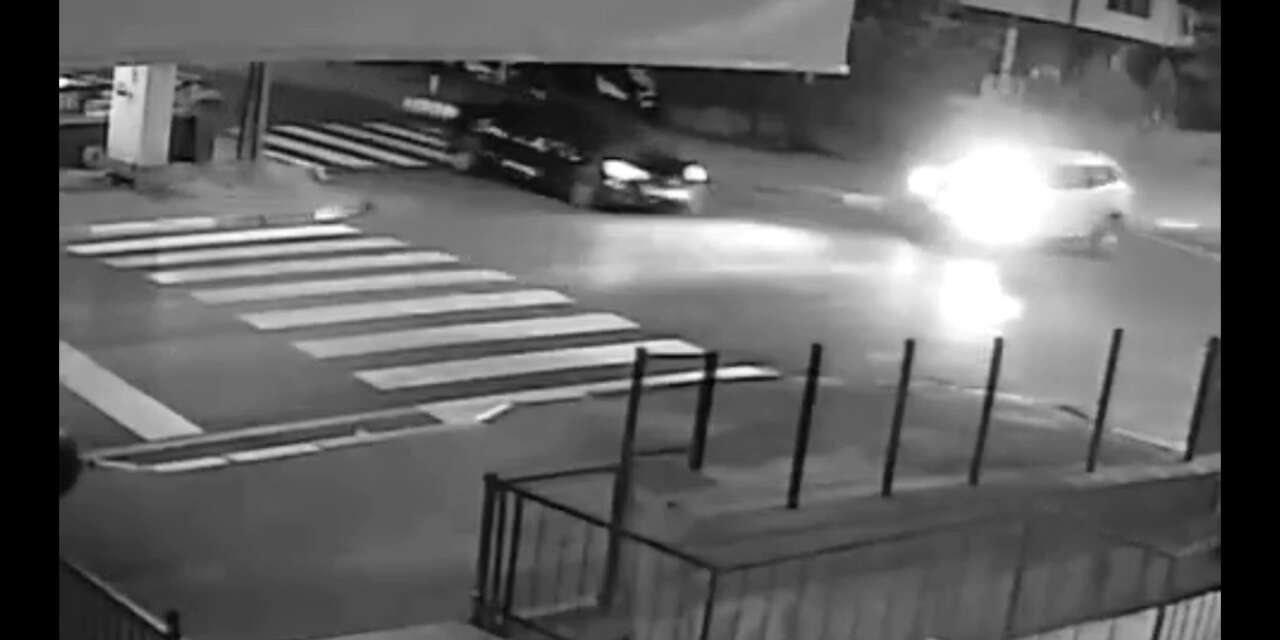 Polis aracı otomobille çarpıştı, 1’i komiser 2 polis yaralandı! Kaza kamerada