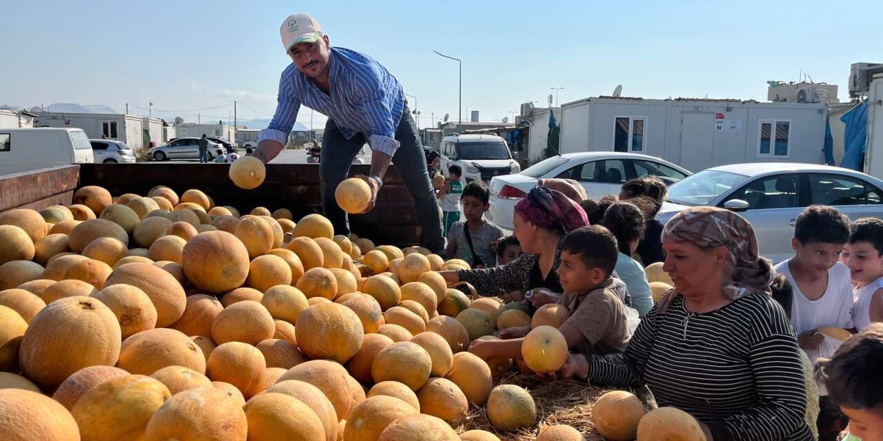 Tarlasındaki kavunu paraya değil, duaya çevirdi! 50 tonu ücretsiz dağıtıyor