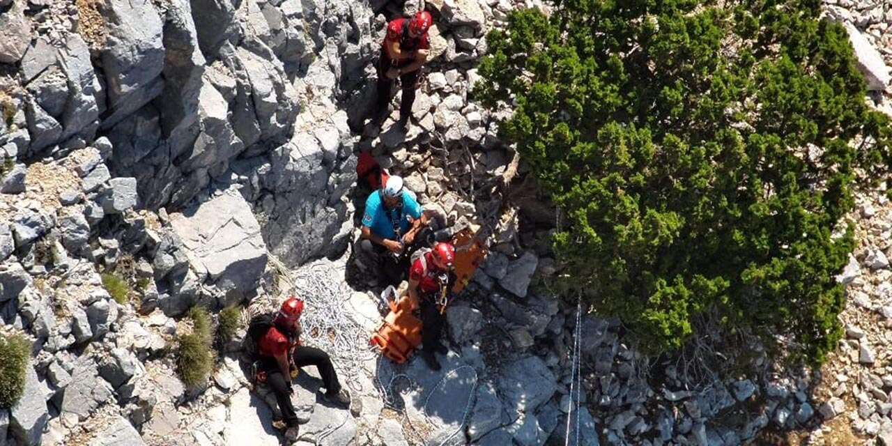 Yamaç paraşütü kayalıklara düştü! Pilot ve turist hayatını kaybetti