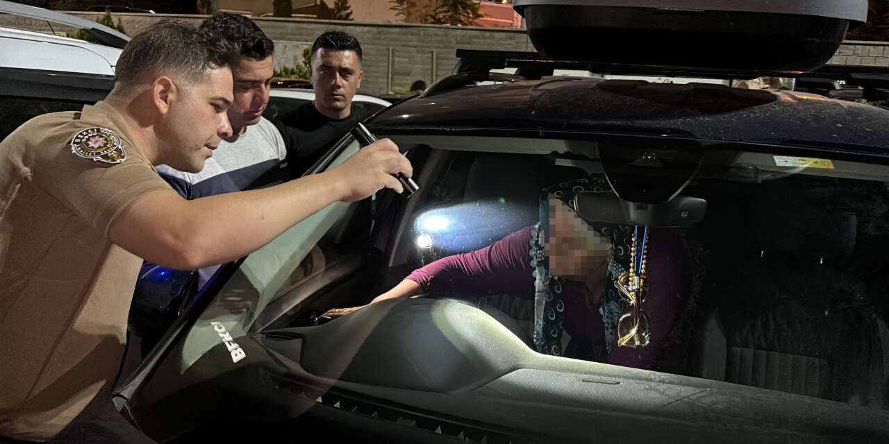 AVM otoparkında bir garip olay! 1,5 saat uğraştılar