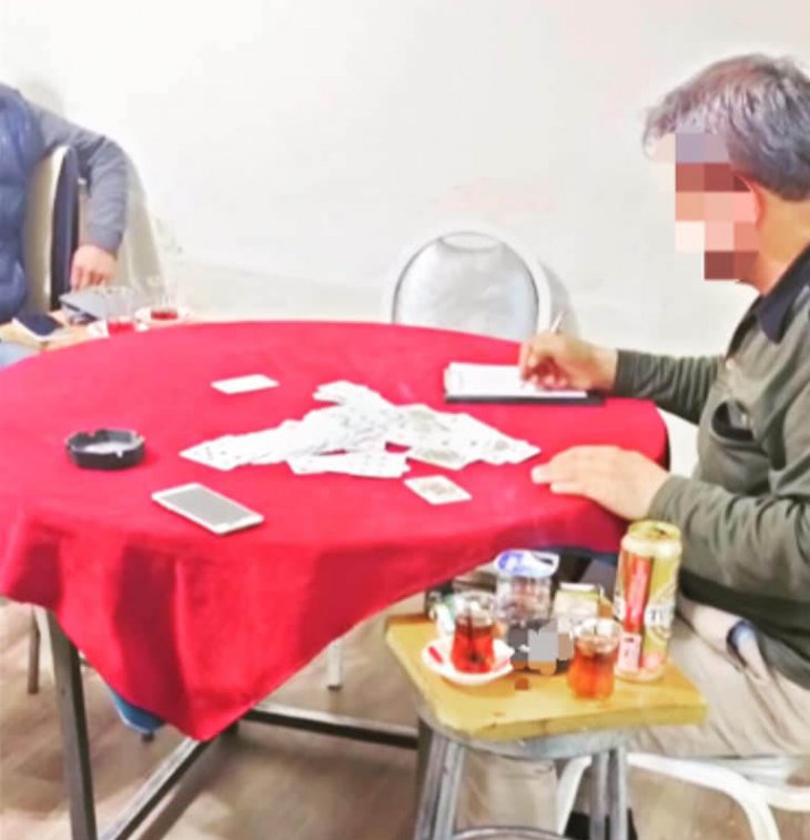 Konya’da 5 kişi sosyal mesafeyi ihlal edip kağıt oynarken yakalandılar