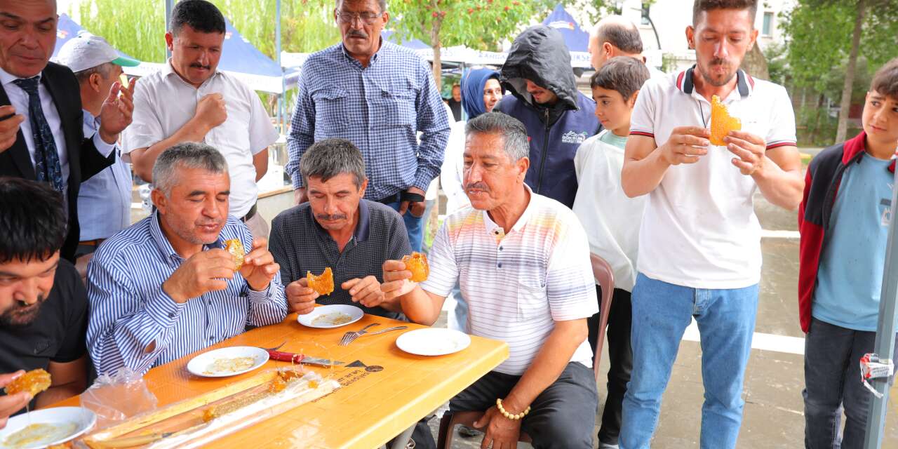 En tatlı yarışma! 1 kilo bal yiyen şampiyon oldu