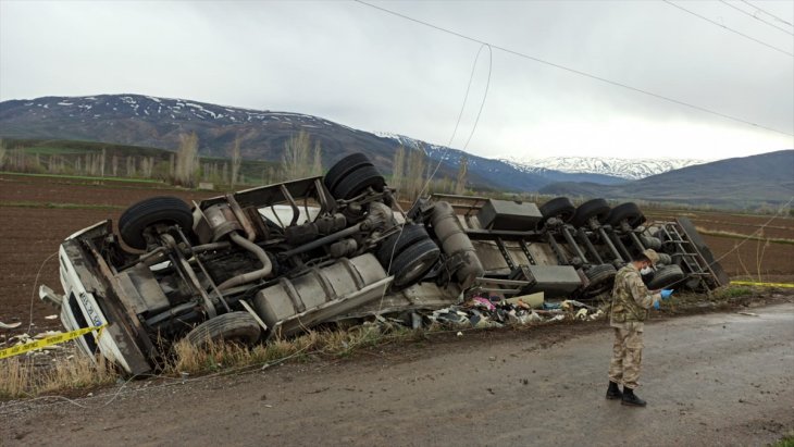 Feci kaza! Devrilen tırın altında kalan sürücü hayatını kaybetti