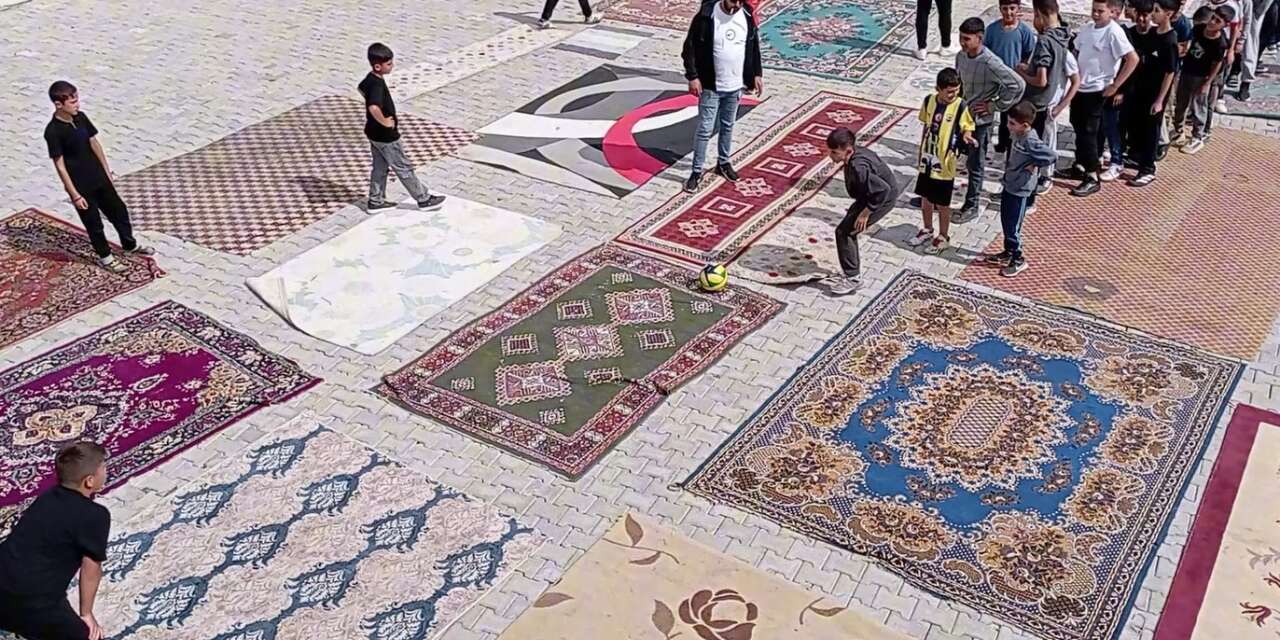 Yokluk içinde mutluluğu buldular! Kapı kapı dolaşıp eski halılardan saha kurdular