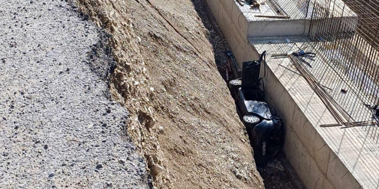 Otomobil yol çalışması yapılan alana düştü, 3 kişi hayatını kaybetti