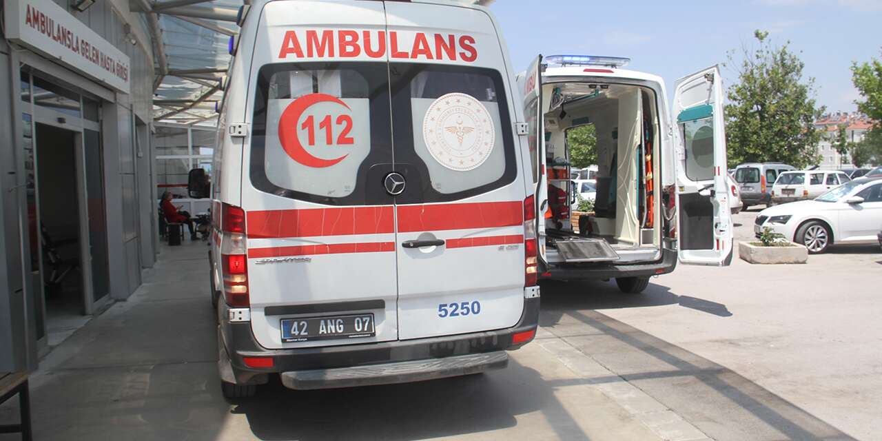 Konya’da peş peşe kaza! Otomobil ağaca, motosiklet yayaya çarptı