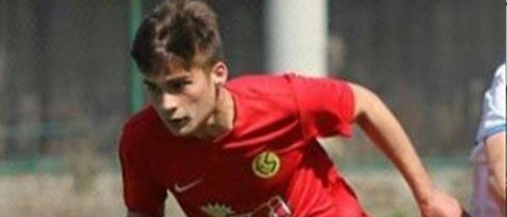 Futbol dünyasının acı kaybı! Genç futbolcusu trafik kazasında yaşamını yitirdi