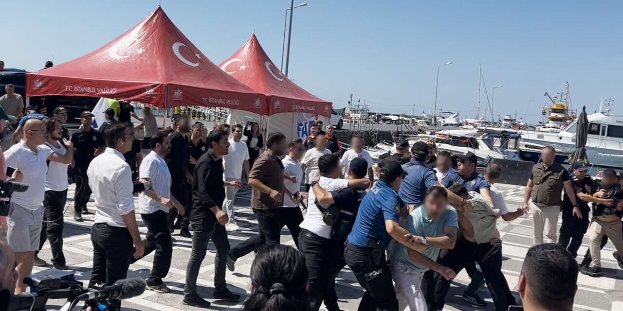 Batan gemiyi takip eden gazetecilere saldırı! O anlar kamerada