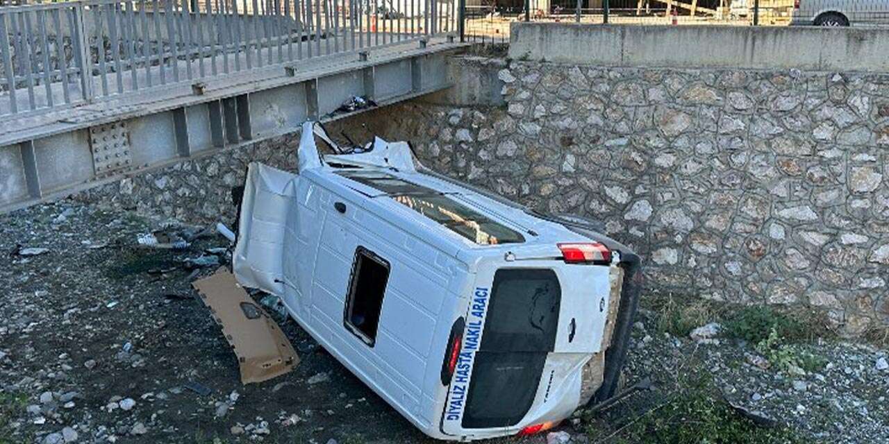 Diyaliz servisi çaya uçtu! Sürücü ve 4 hasta yaralandı