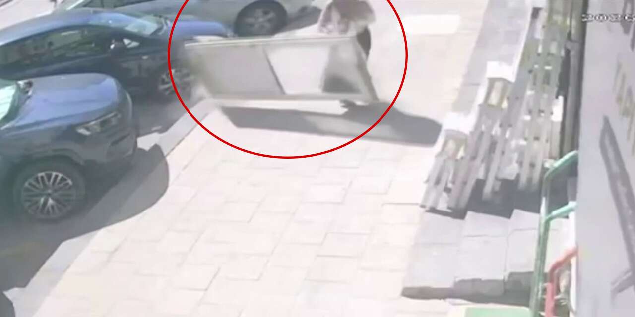 Az kalsın canından oluyordu! 7 metreden üzerine PVC kapı düştü