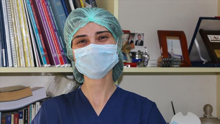 Kovid-19'dan kurtulan Derya hemşire iyileşip görevine koştu