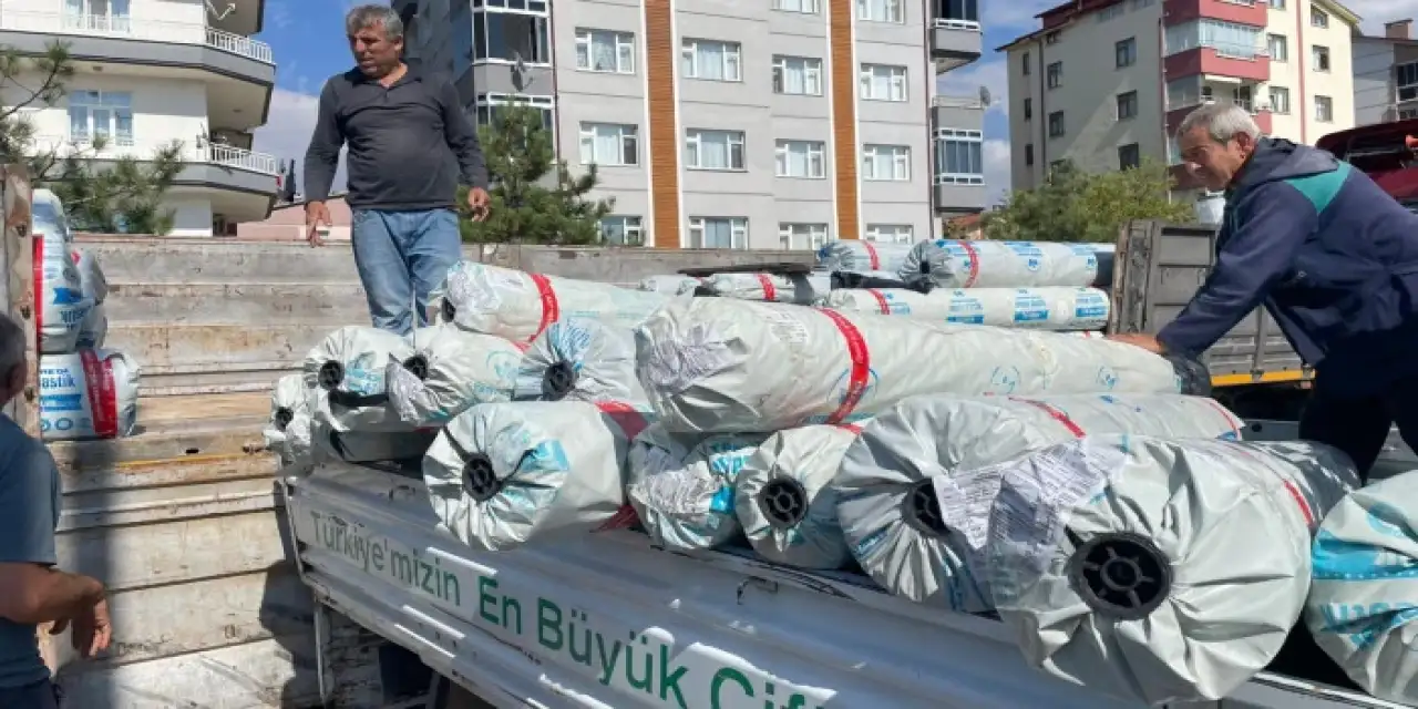 Konya’da çiftçinin eskiyenleri söküldü, yenileri ücretsiz verildi