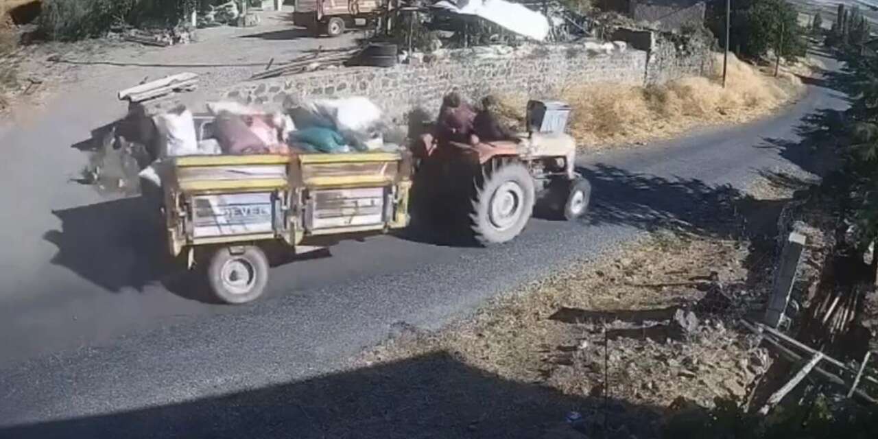 Virajı alamayan traktör böyle devrildi! 1'i ağır 3 yaralı