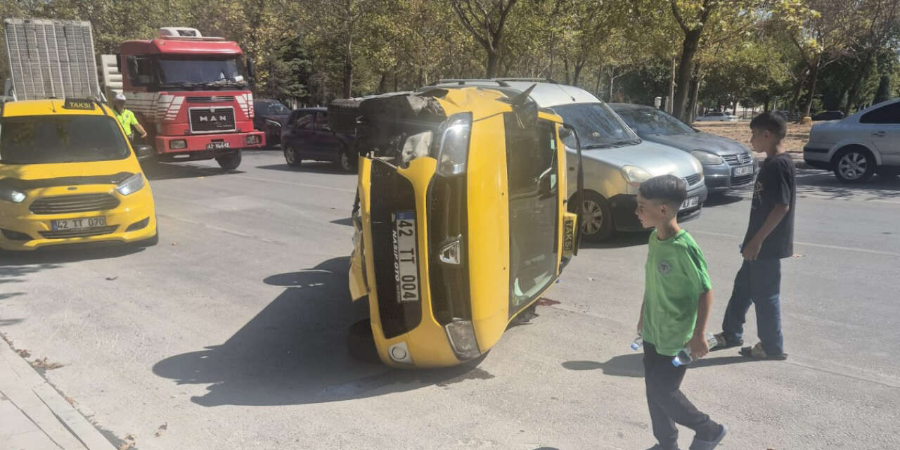 Konya’nın merkezinde zincirleme kaza! Taksi yol ortasına devrildi