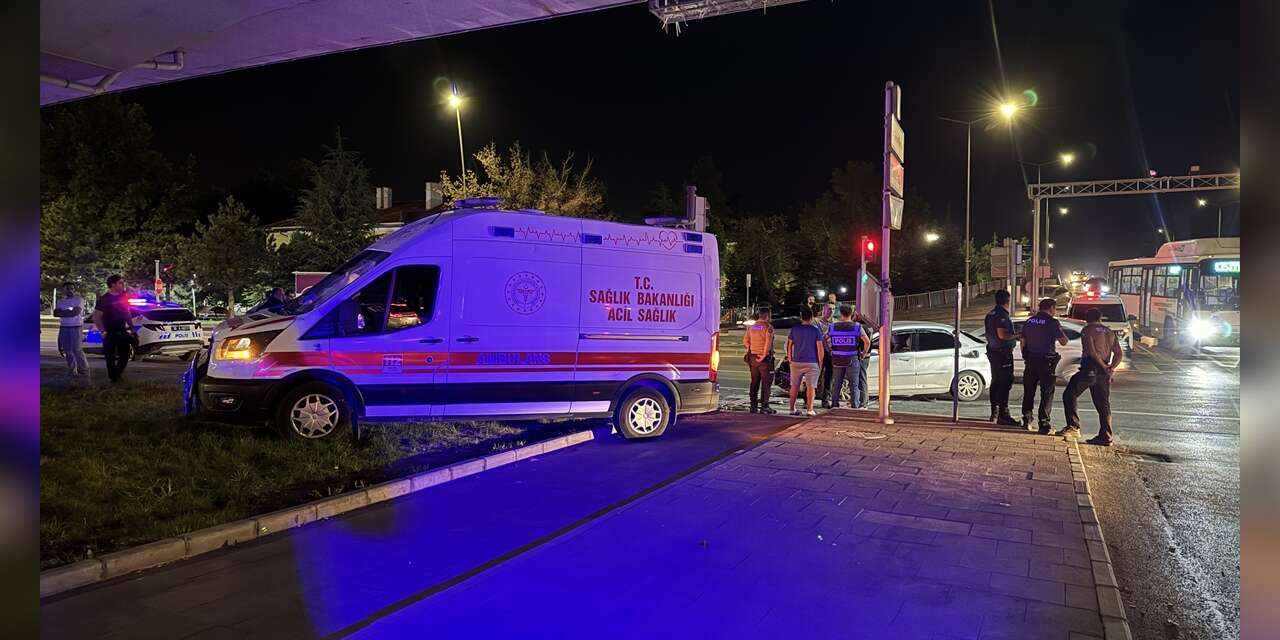 Hasta taşıyan ambulans kaza yaptı! 6 yaralı var